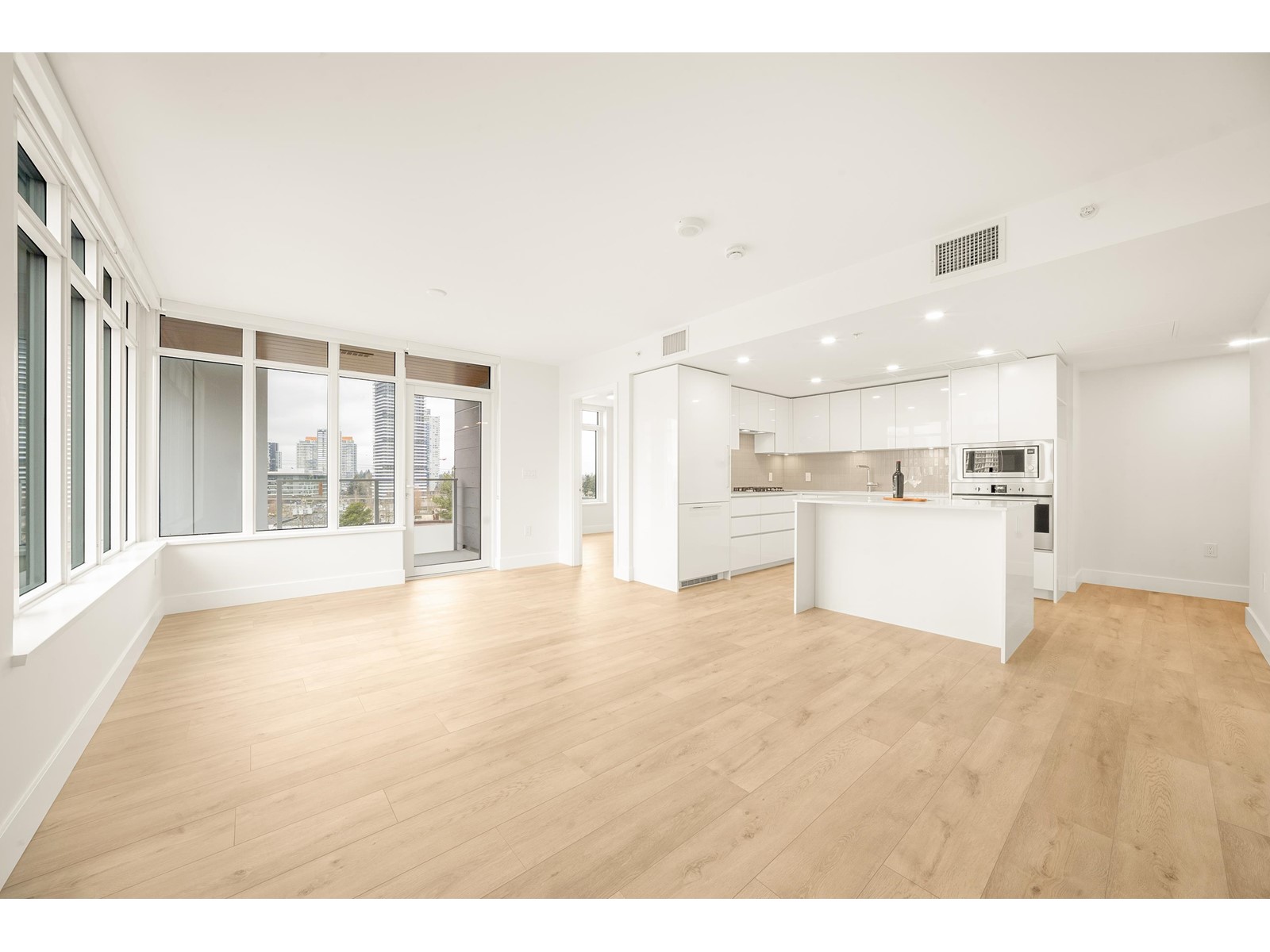404 10428 Whalley Boulevard, Surrey, British Columbia  V3T 1W6 - Photo 6 - R2975562