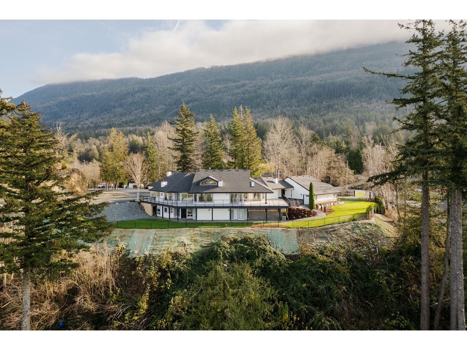 41965 Nikada Drive, Majuba Hill, Chilliwack, British Columbia  V2R 5H2 - Photo 4 - R2976041