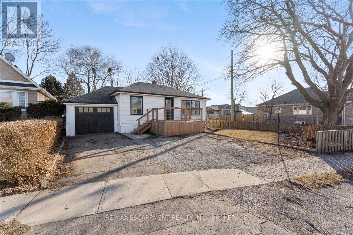 17 Maywood Avenue, St. Catharines, Ontario  L2R 1C4 - Photo 2 - X12015266