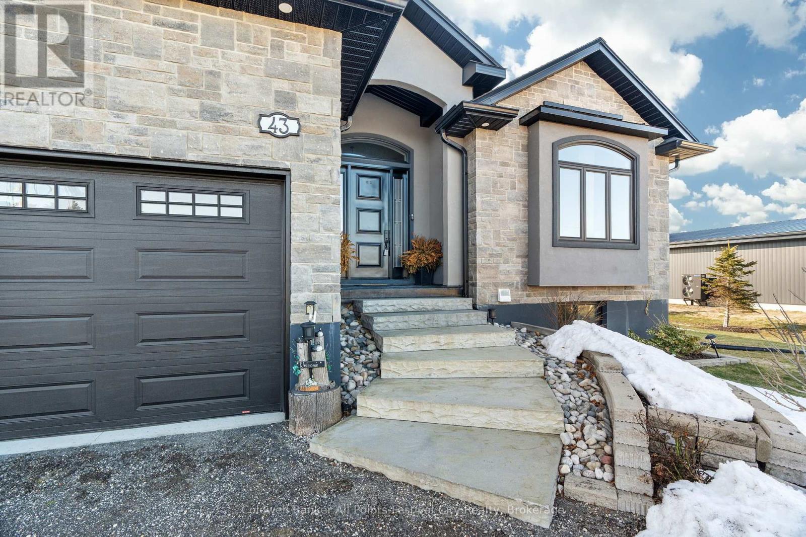 43 Sydenham Street S, Ashfield-Colborne-Wawanosh, Ontario  N7A 3X9 - Photo 4 - X12015473