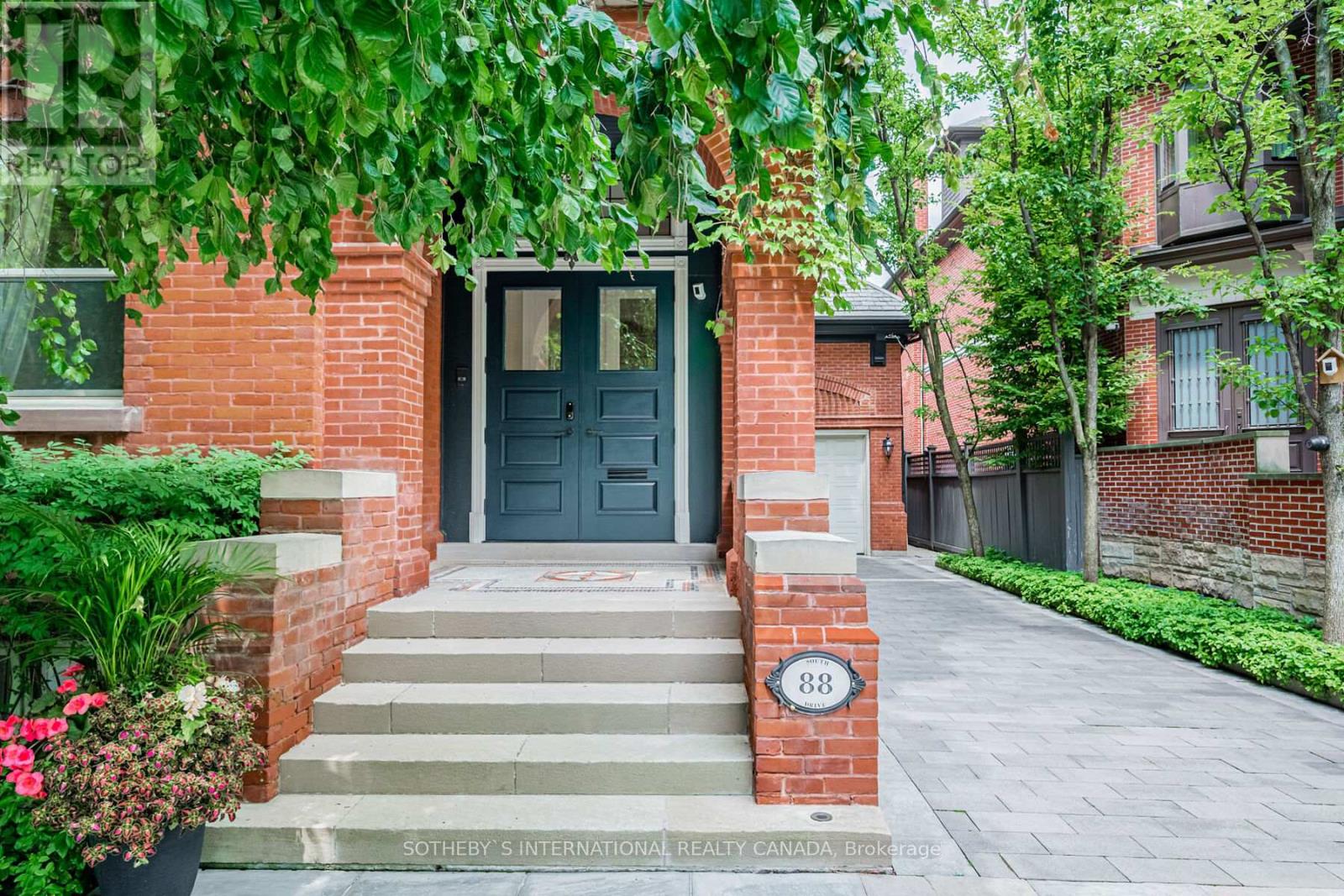 88 South Drive, Toronto, Ontario  M4W 1R6 - Photo 3 - C12015463
