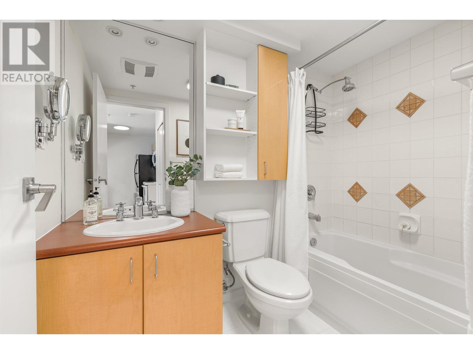 Listing Picture 12 of 17 : 204 2680 W 4TH AVENUE, Vancouver / 溫哥華 - 魯藝地產 Yvonne Lu Group - MLS Medallion Club Member