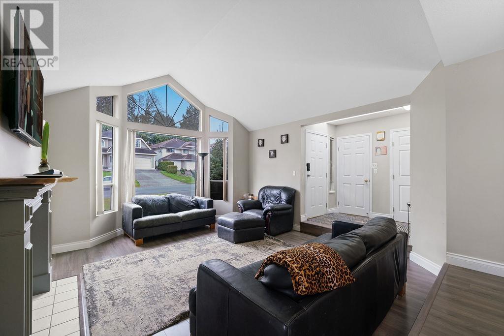 23619 108 Loop, Maple Ridge, British Columbia  V2W 1B2 - Photo 5 - R2977035