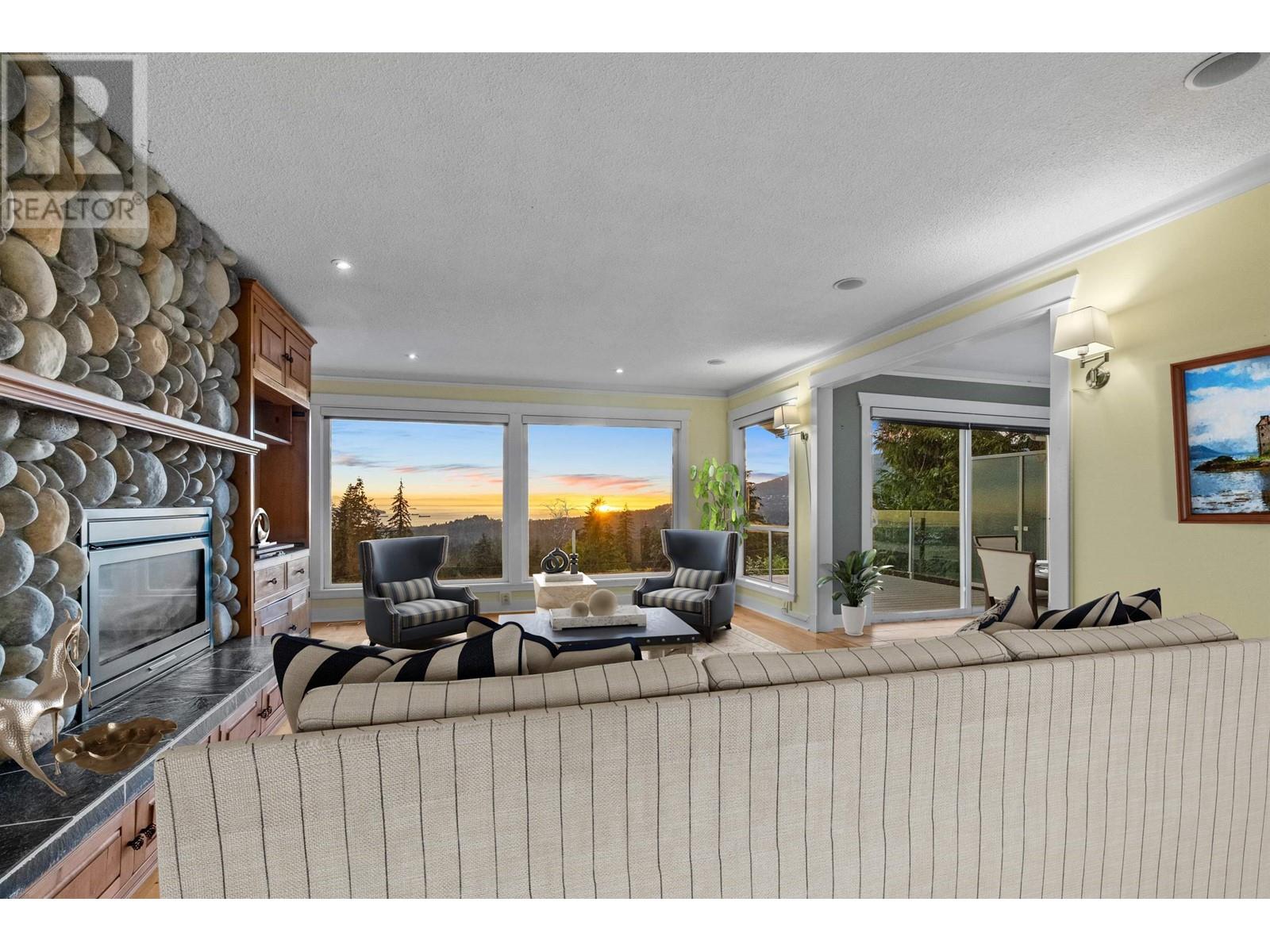 353 Newdale Court, North Vancouver, British Columbia  V7N 3H3 - Photo 2 - R2977037