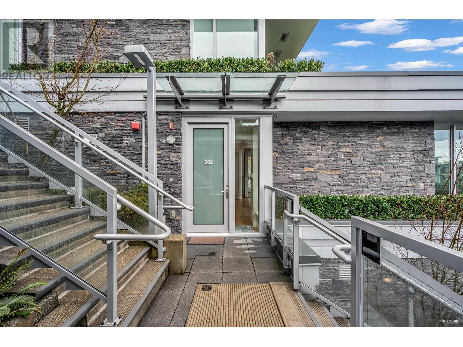202 908 Keith Road, West Vancouver, British Columbia  V7T 1M3 - Photo 2 - R2976886