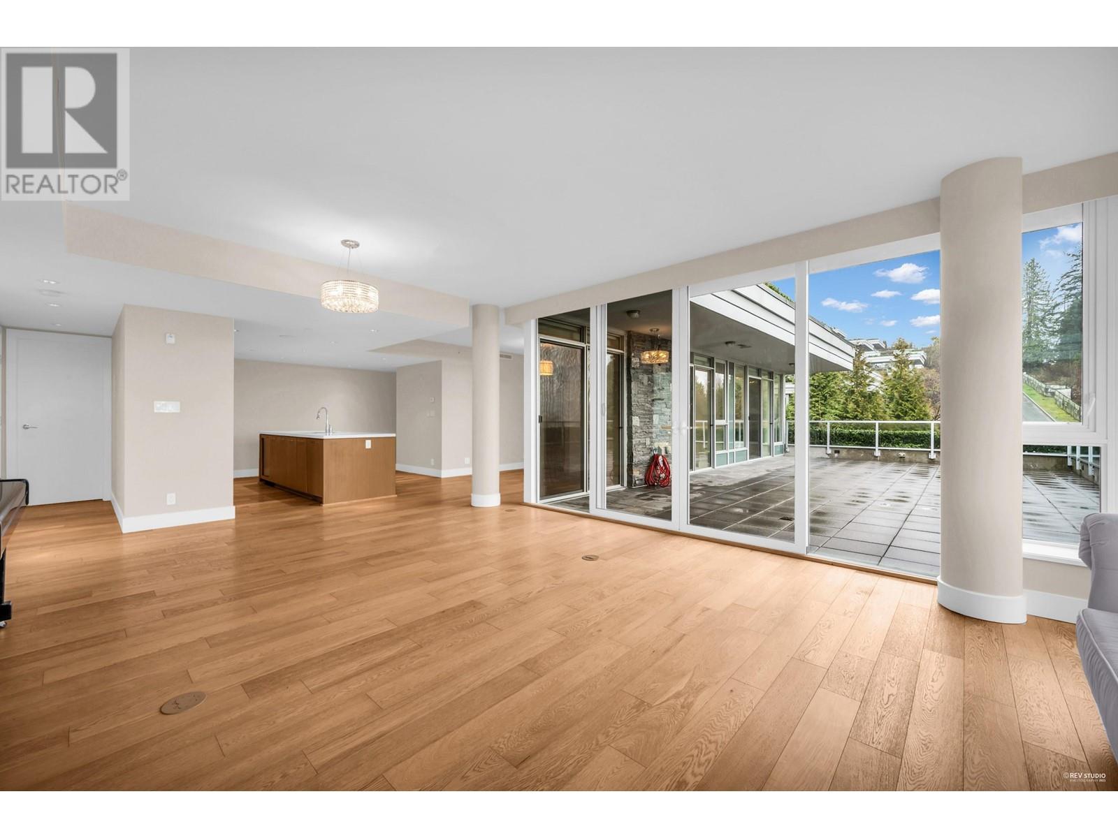 202 908 Keith Road, West Vancouver, British Columbia  V7T 1M3 - Photo 4 - R2976886
