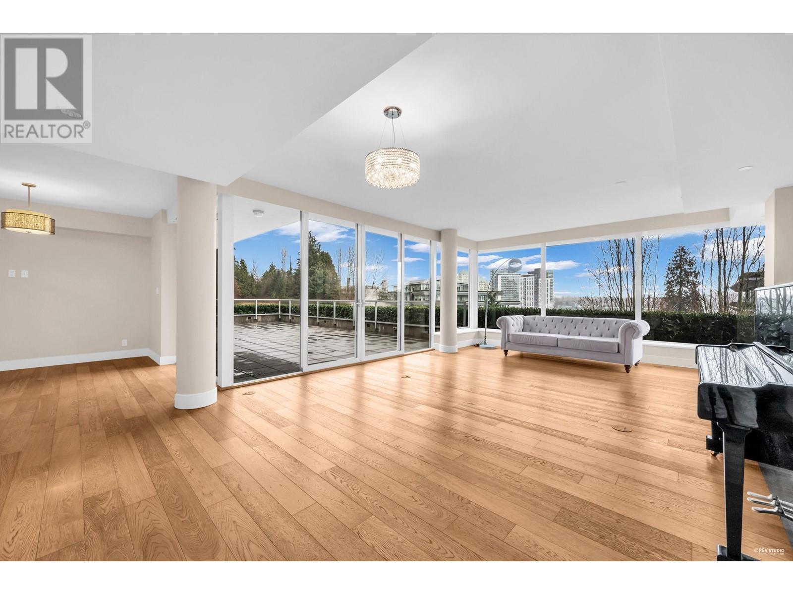 202 908 Keith Road, West Vancouver, British Columbia  V7T 1M3 - Photo 3 - R2976886