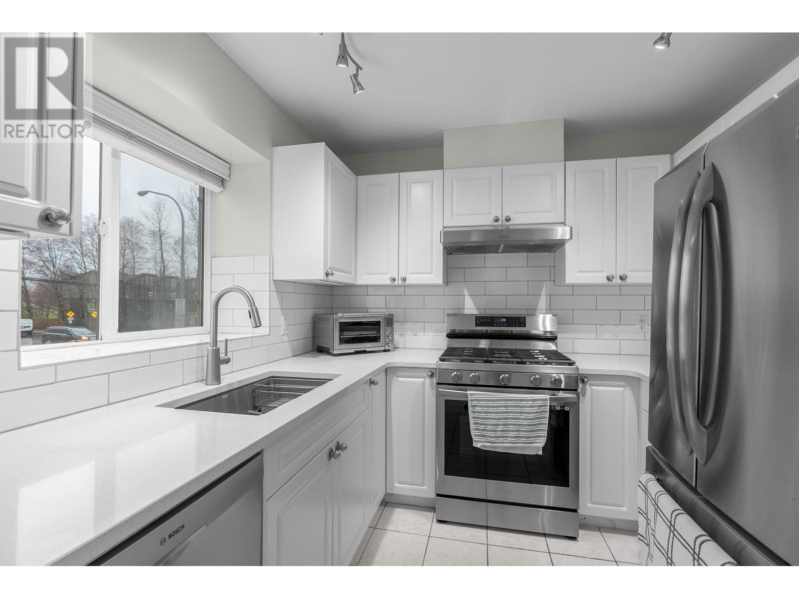 Listing Picture 7 of 26 : 14 22800 WINDSOR COURT, Richmond / 烈治文 - 魯藝地產 Yvonne Lu Group - MLS Medallion Club Member