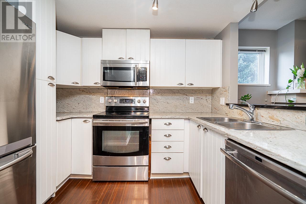 Listing Picture 14 of 35 : 6772 BERESFORD STREET, Burnaby / 本拿比 - 魯藝地產 Yvonne Lu Group - MLS Medallion Club Member