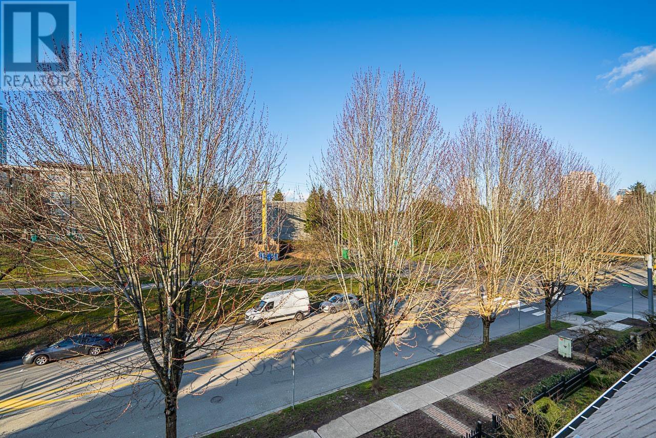 Listing Picture 33 of 35 : 6772 BERESFORD STREET, Burnaby / 本拿比 - 魯藝地產 Yvonne Lu Group - MLS Medallion Club Member
