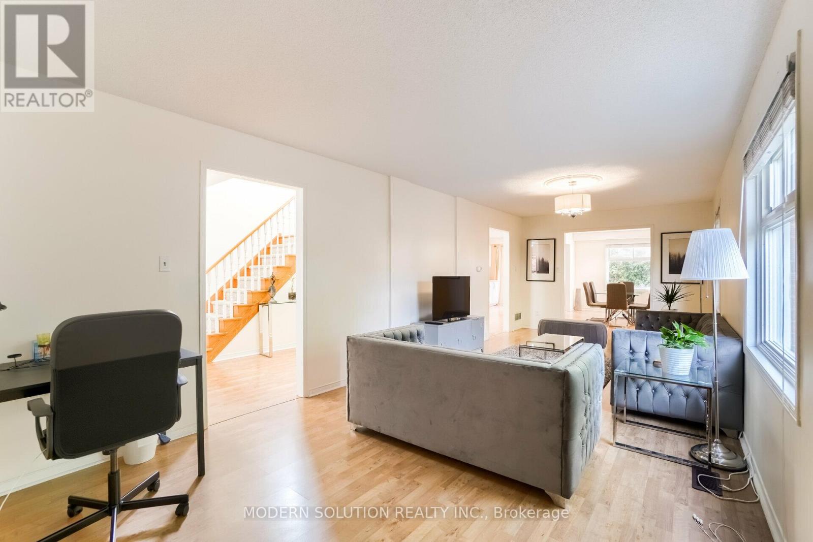 617 Curzon Avenue, Mississauga, Ontario  L5G 1P8 - Photo 9 - W12015706