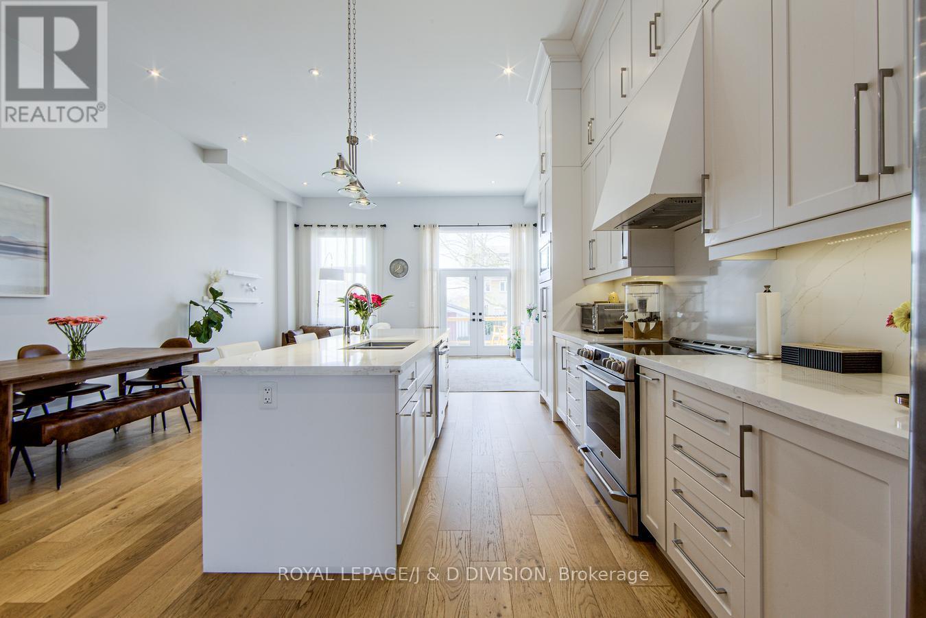 76 Twenty Ninth Street, Toronto, Ontario  M8W 3B2 - Photo 4 - W12015748