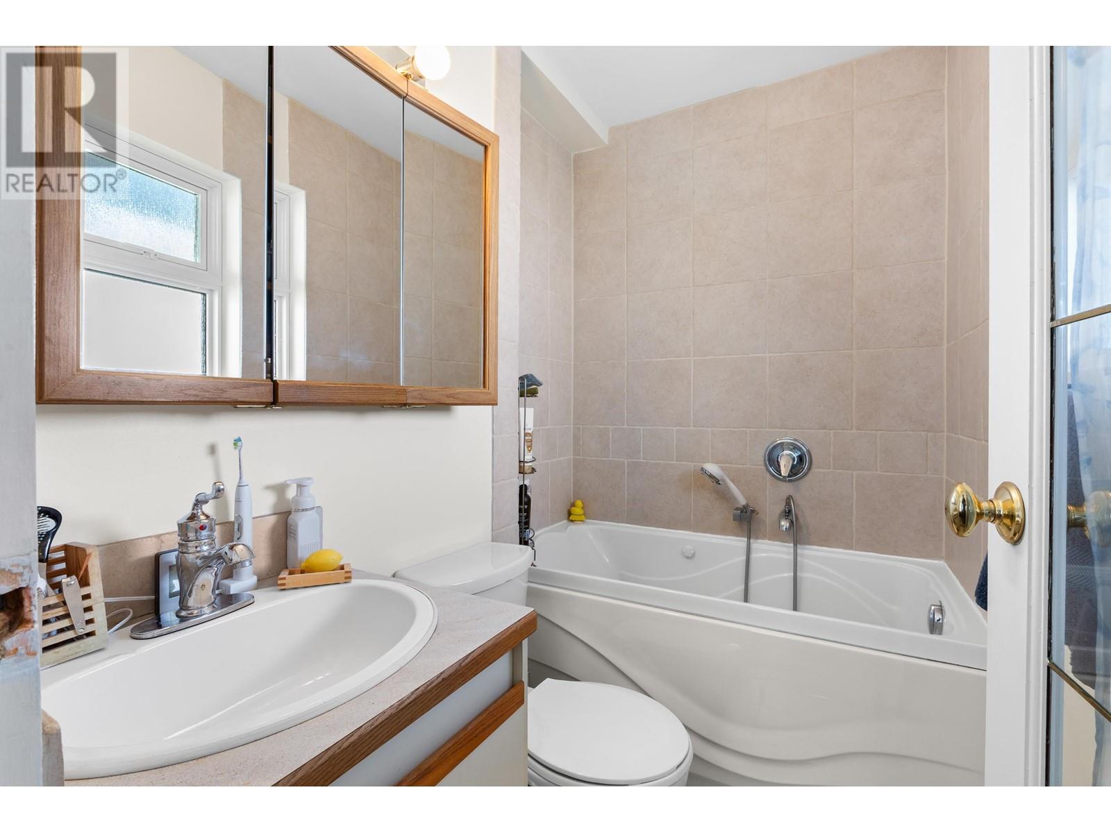 4862 Bessborough Drive, Burnaby, British Columbia  V5C 1L3 - Photo 10 - R2977168