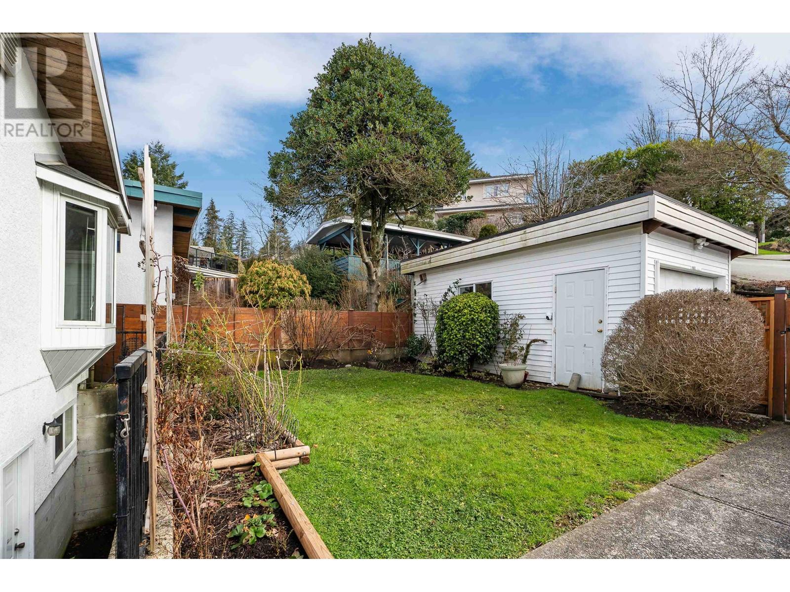 4862 Bessborough Drive, Burnaby, British Columbia  V5C 1L3 - Photo 34 - R2977168