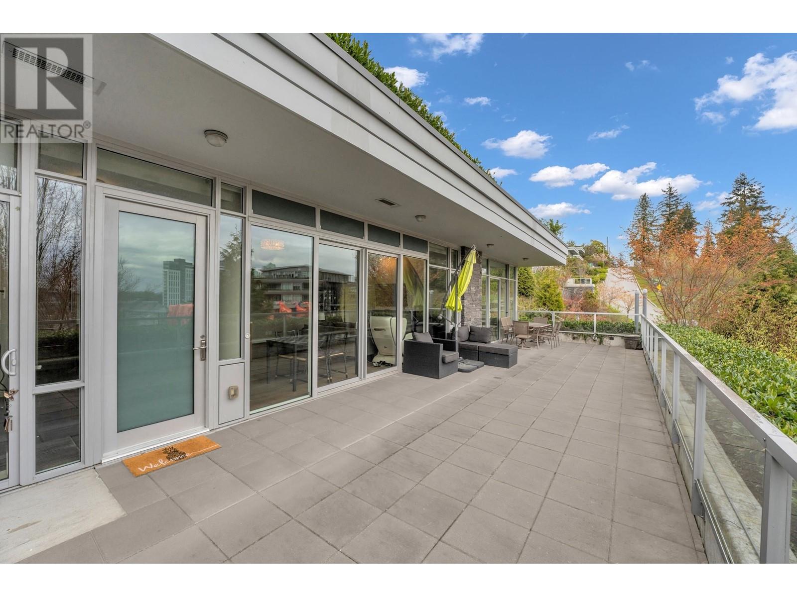 102 908 Keith Road, West Vancouver, British Columbia  V7T 1M3 - Photo 2 - R2977063