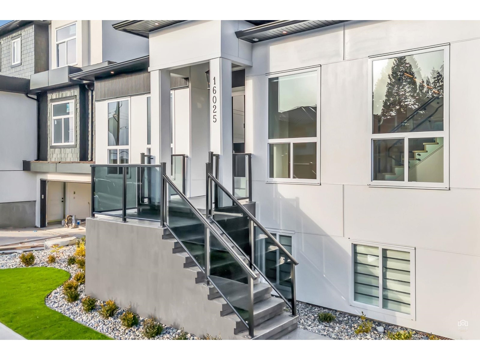 Property at 16025 9A AVENUE image 4