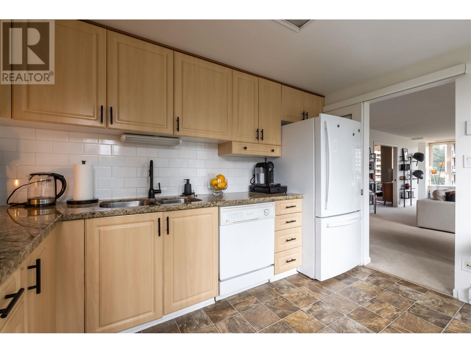 Listing Picture 13 of 40 : 802 6152 KATHLEEN AVENUE, Burnaby / 本拿比 - 魯藝地產 Yvonne Lu Group - MLS Medallion Club Member