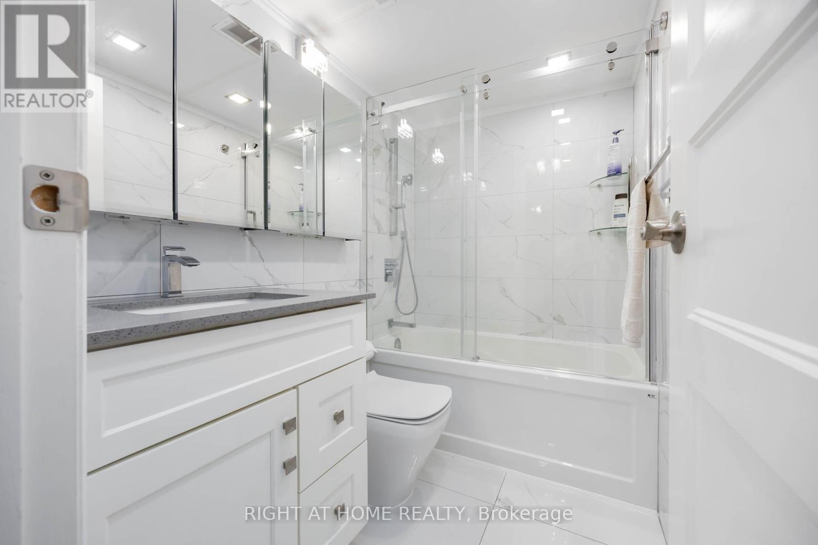807 - 151 La Rose Avenue, Toronto, Ontario  M9P 1B3 - Photo 10 - W12016002