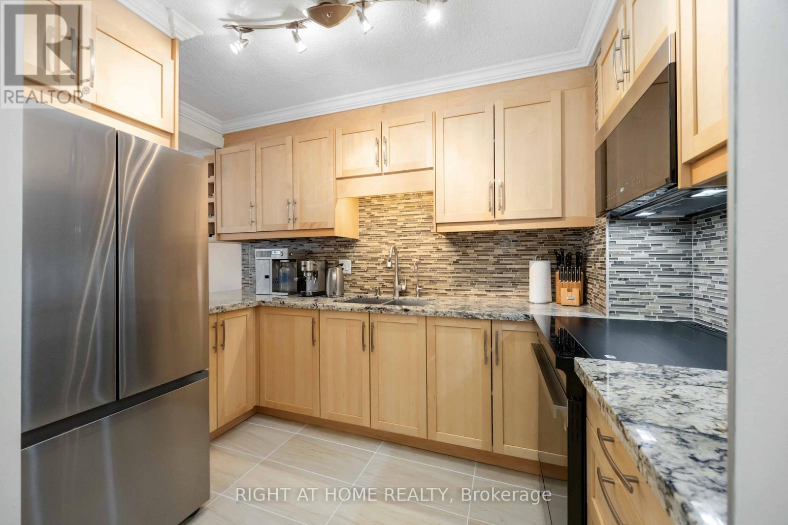 Property at 807 - 151 LA ROSE AVENUE image 4