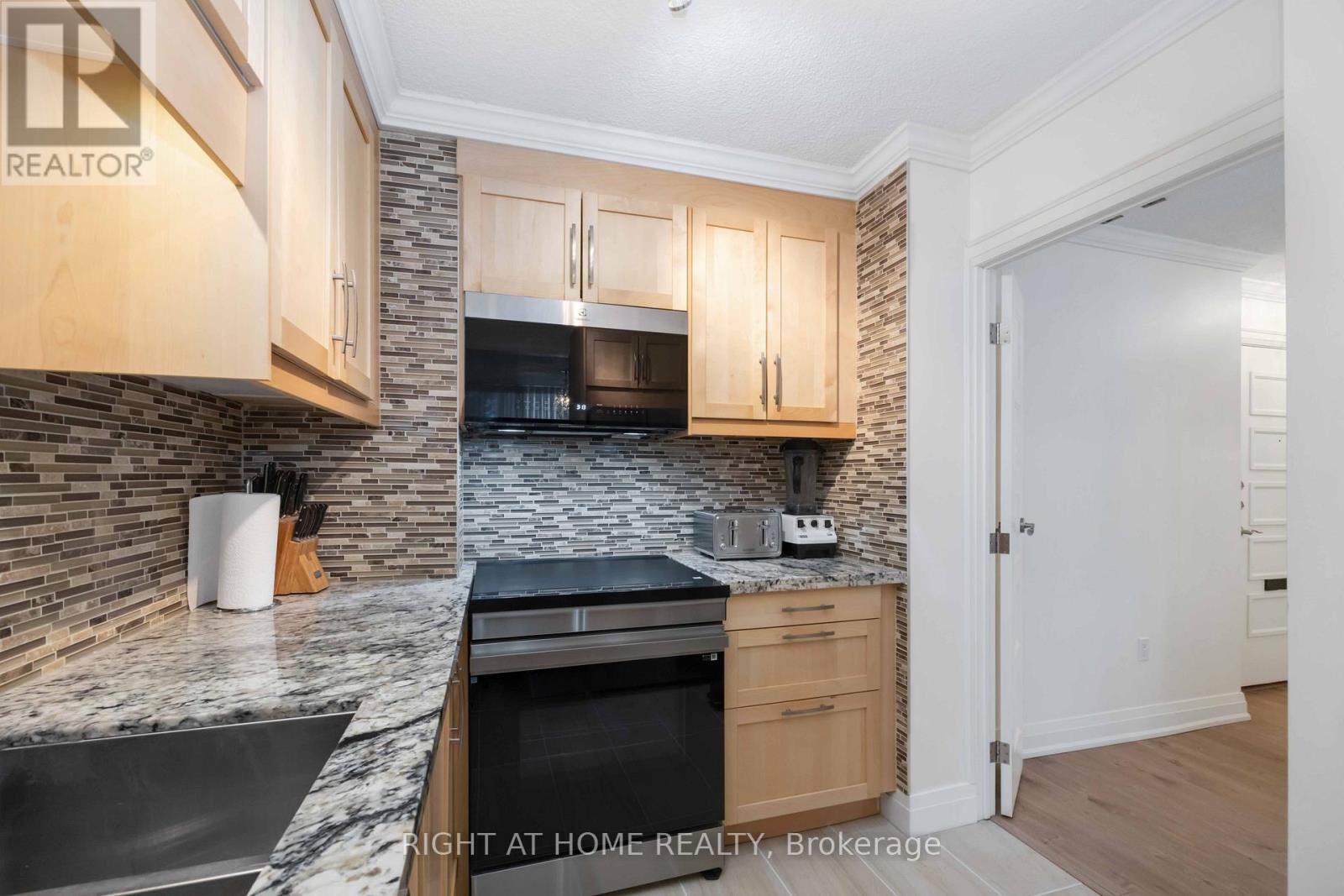 Property at 807 - 151 LA ROSE AVENUE image 5