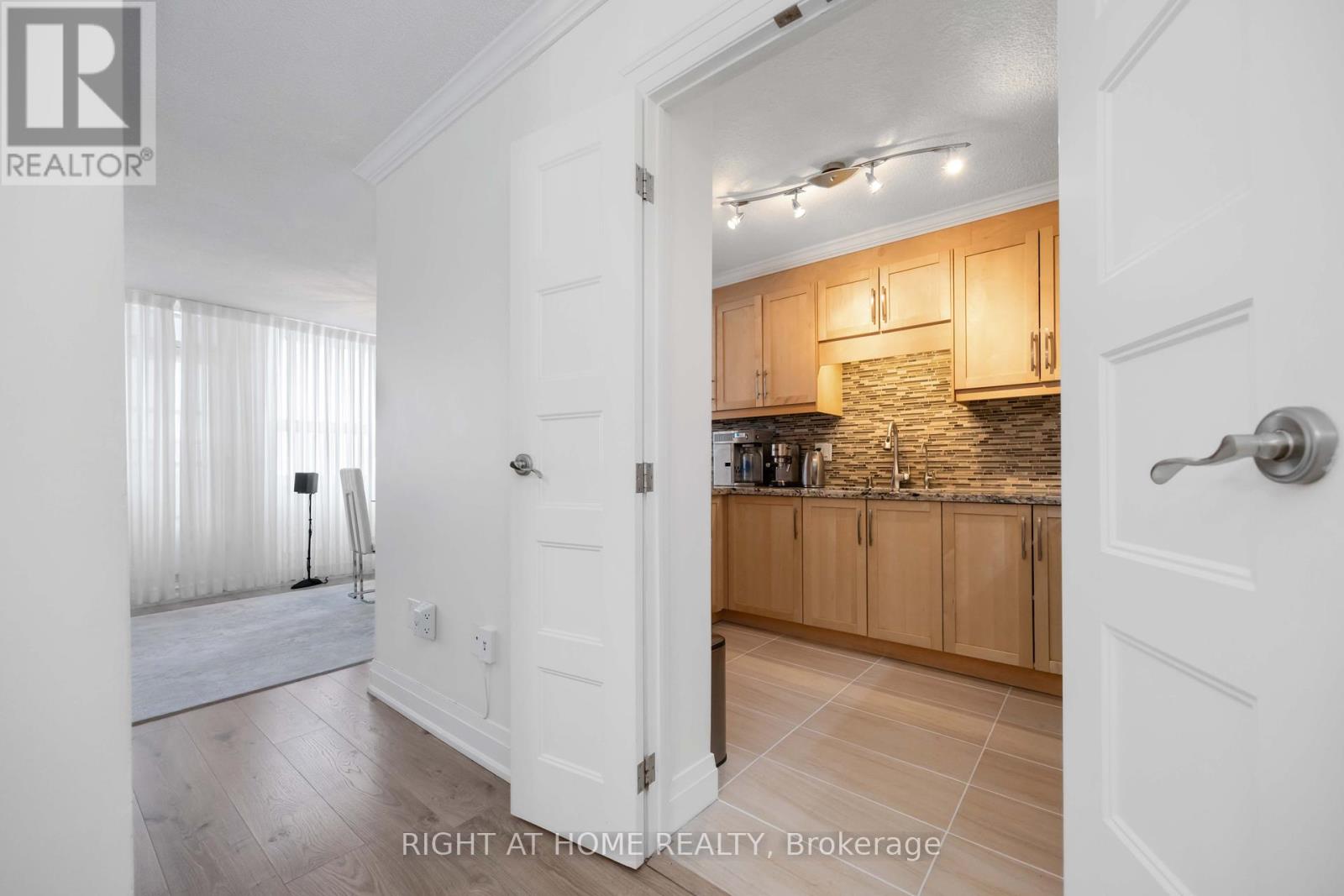 807 - 151 La Rose Avenue, Toronto, Ontario  M9P 1B3 - Photo 6 - W12016002