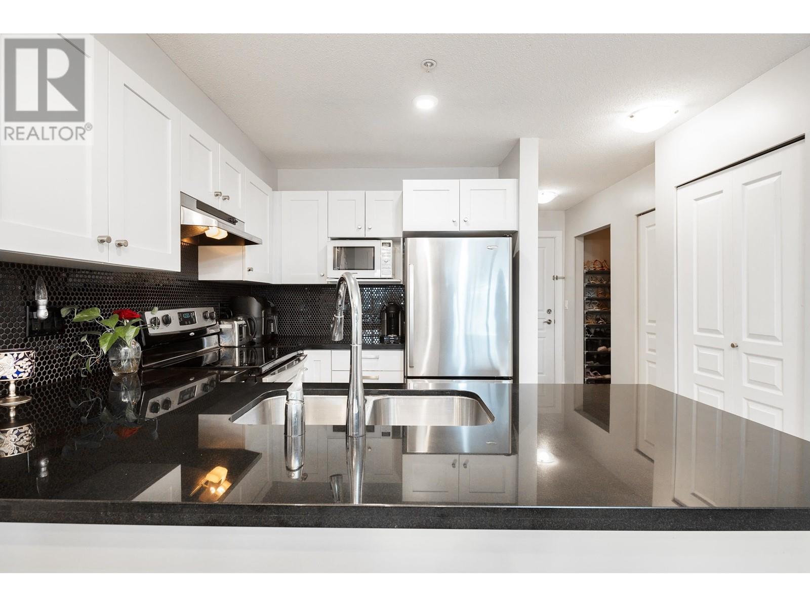 Listing Picture 12 of 34 : 320 4550 FRASER STREET, Vancouver / 溫哥華 - 魯藝地產 Yvonne Lu Group - MLS Medallion Club Member