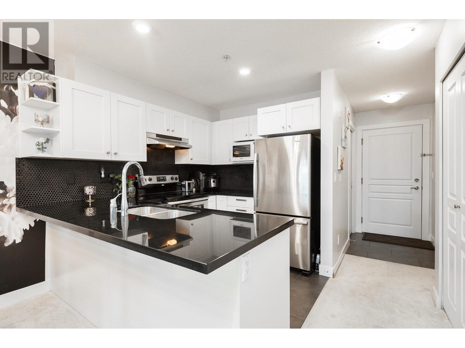 Listing Picture 11 of 34 : 320 4550 FRASER STREET, Vancouver / 溫哥華 - 魯藝地產 Yvonne Lu Group - MLS Medallion Club Member