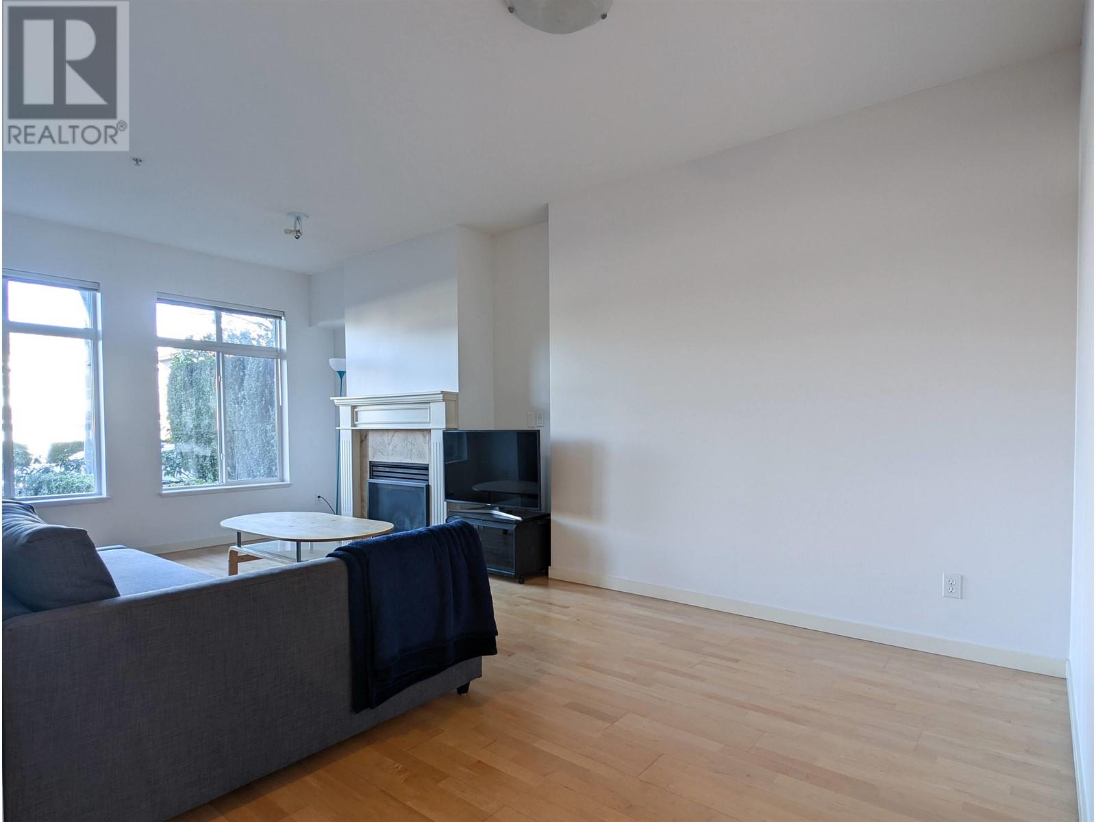 Listing Picture 10 of 35 : 104 4238 ALBERT STREET, Burnaby / 本拿比 - 魯藝地產 Yvonne Lu Group - MLS Medallion Club Member
