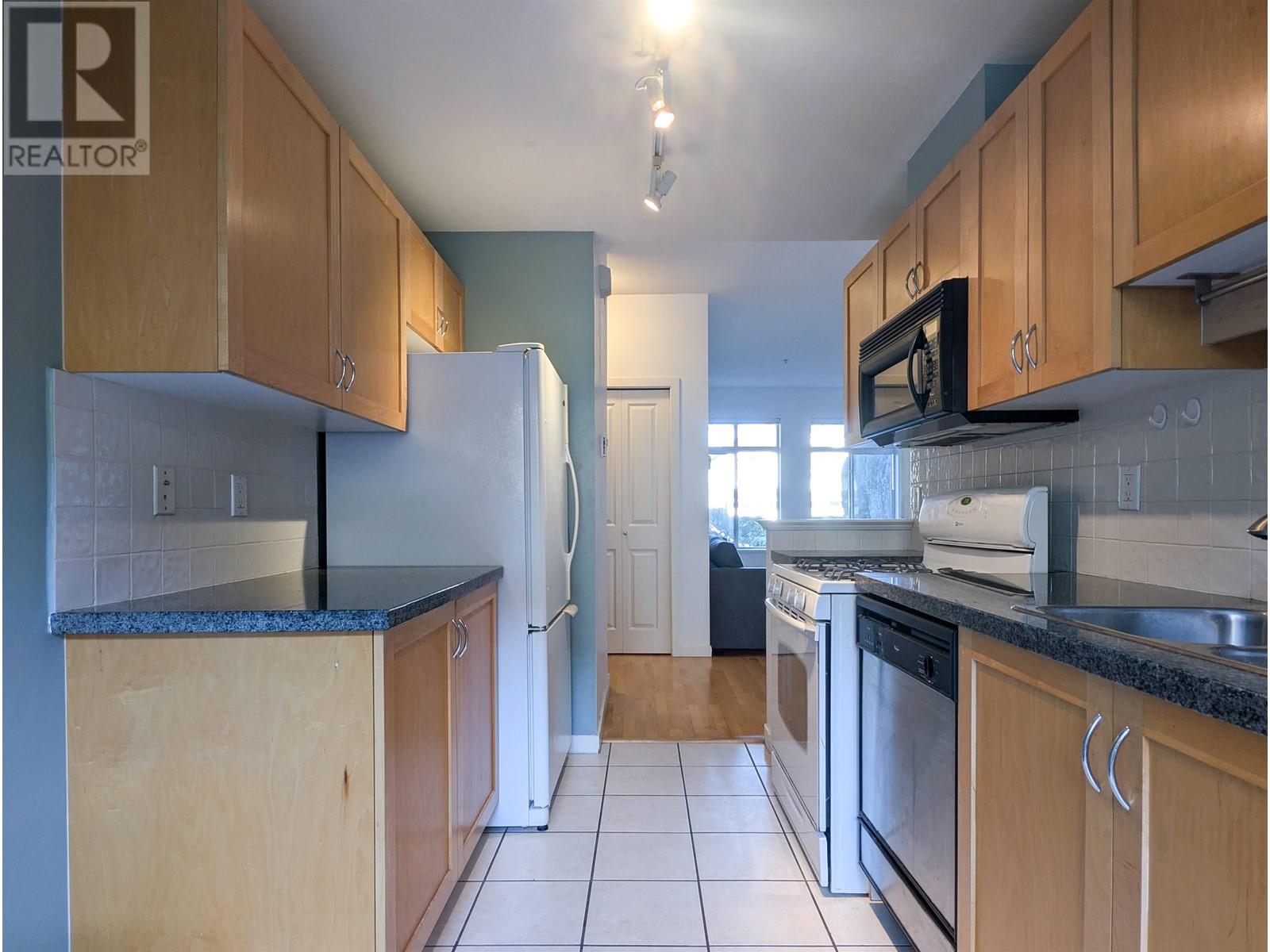 Listing Picture 11 of 35 : 104 4238 ALBERT STREET, Burnaby / 本拿比 - 魯藝地產 Yvonne Lu Group - MLS Medallion Club Member