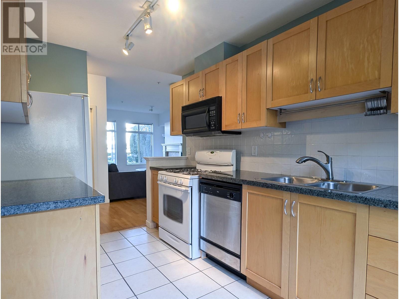 Listing Picture 12 of 35 : 104 4238 ALBERT STREET, Burnaby / 本拿比 - 魯藝地產 Yvonne Lu Group - MLS Medallion Club Member