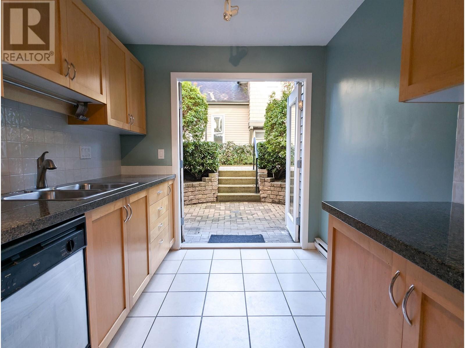 Listing Picture 13 of 35 : 104 4238 ALBERT STREET, Burnaby / 本拿比 - 魯藝地產 Yvonne Lu Group - MLS Medallion Club Member
