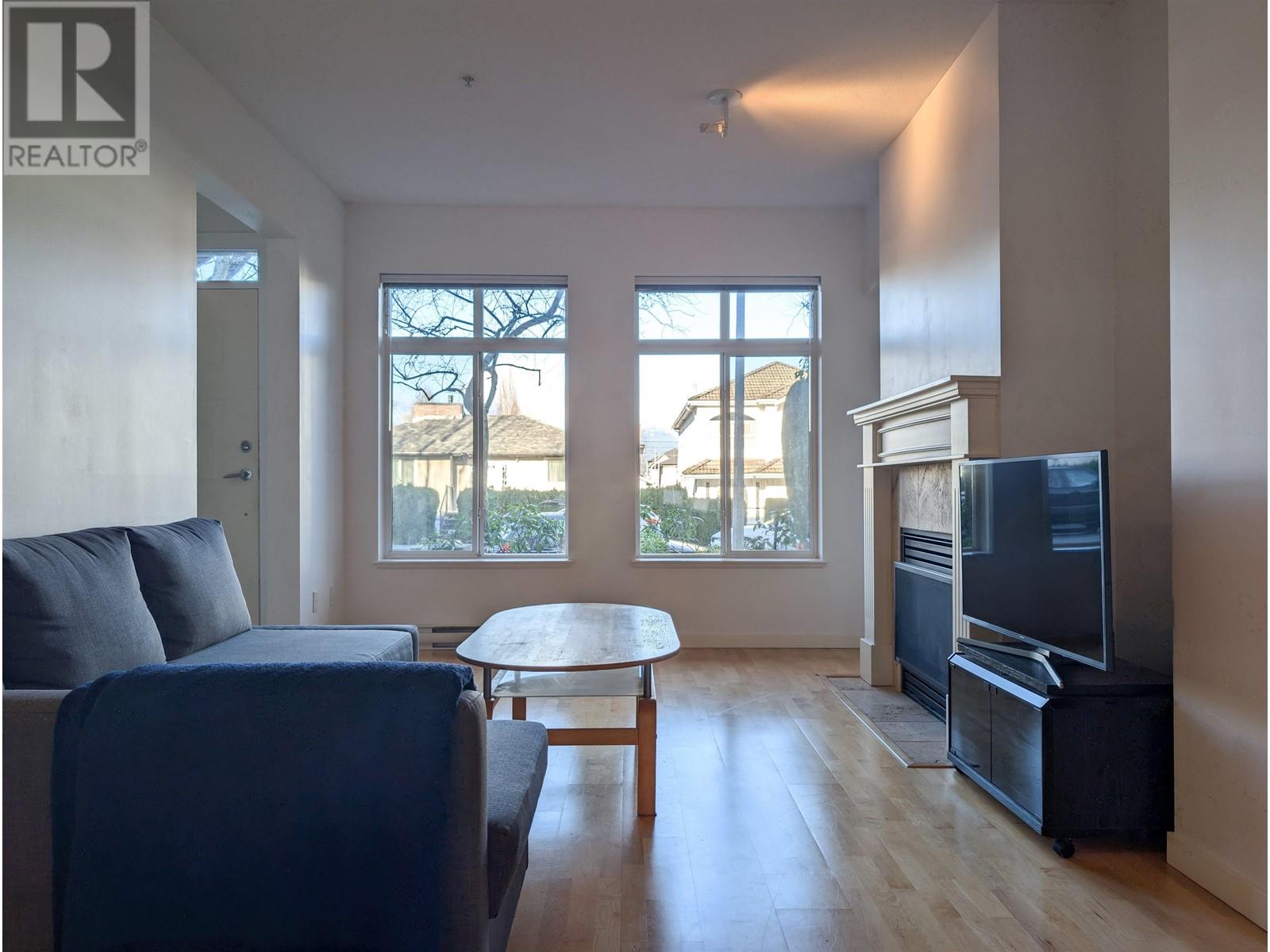 Listing Picture 2 of 35 : 104 4238 ALBERT STREET, Burnaby / 本拿比 - 魯藝地產 Yvonne Lu Group - MLS Medallion Club Member