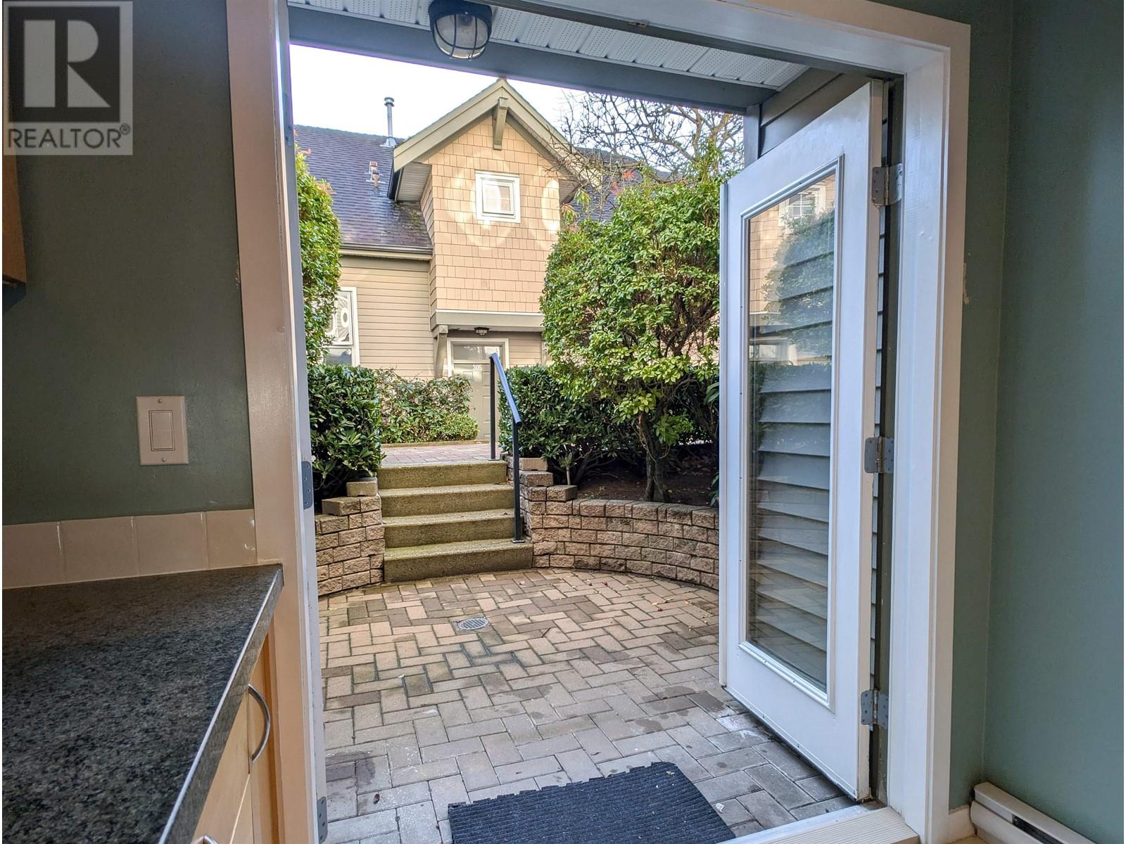 Listing Picture 31 of 35 : 104 4238 ALBERT STREET, Burnaby / 本拿比 - 魯藝地產 Yvonne Lu Group - MLS Medallion Club Member
