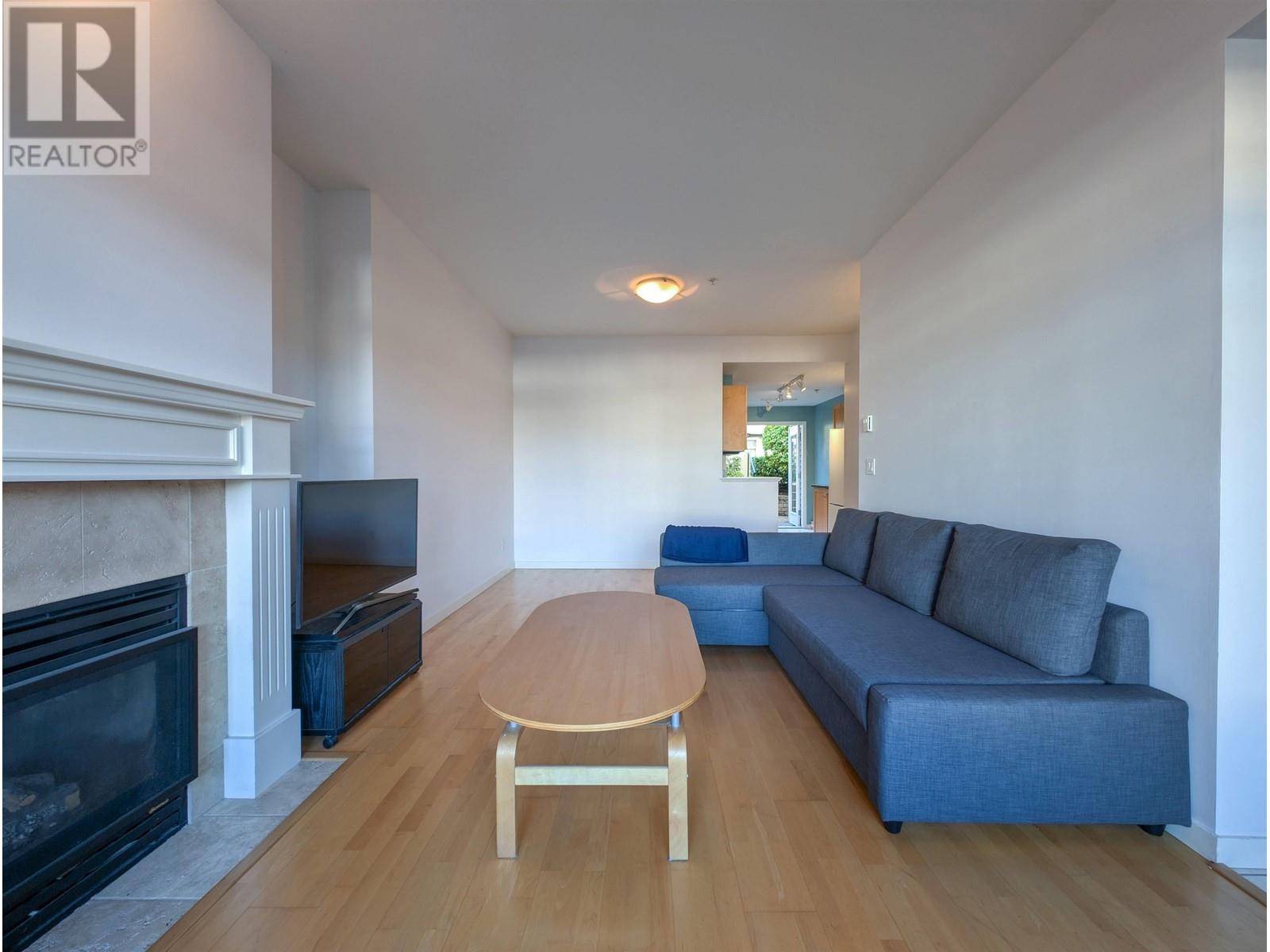 Listing Picture 4 of 35 : 104 4238 ALBERT STREET, Burnaby / 本拿比 - 魯藝地產 Yvonne Lu Group - MLS Medallion Club Member
