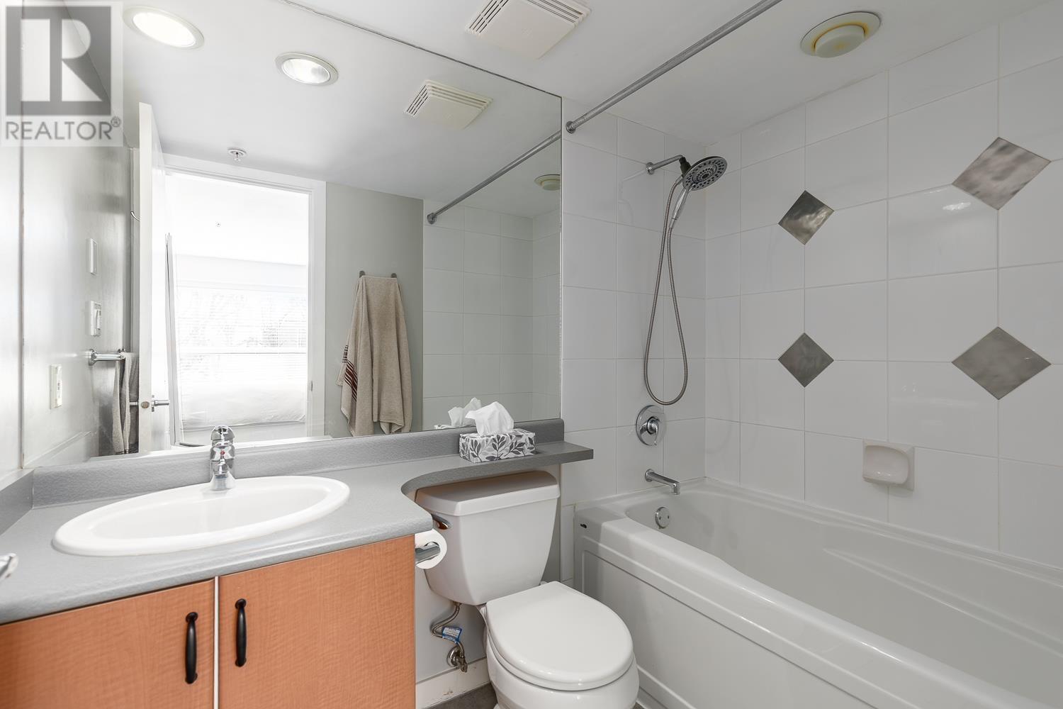 Listing Picture 14 of 21 : 3171 W 4TH AVENUE, Vancouver / 溫哥華 - 魯藝地產 Yvonne Lu Group - MLS Medallion Club Member