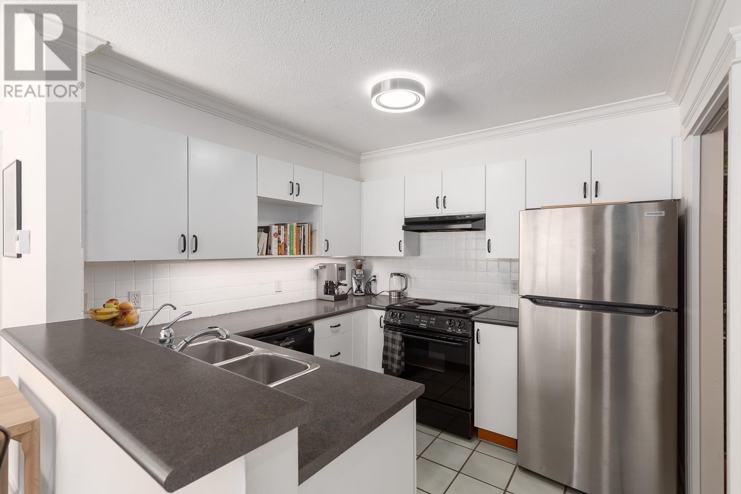 Listing Picture 7 of 21 : 3171 W 4TH AVENUE, Vancouver / 溫哥華 - 魯藝地產 Yvonne Lu Group - MLS Medallion Club Member