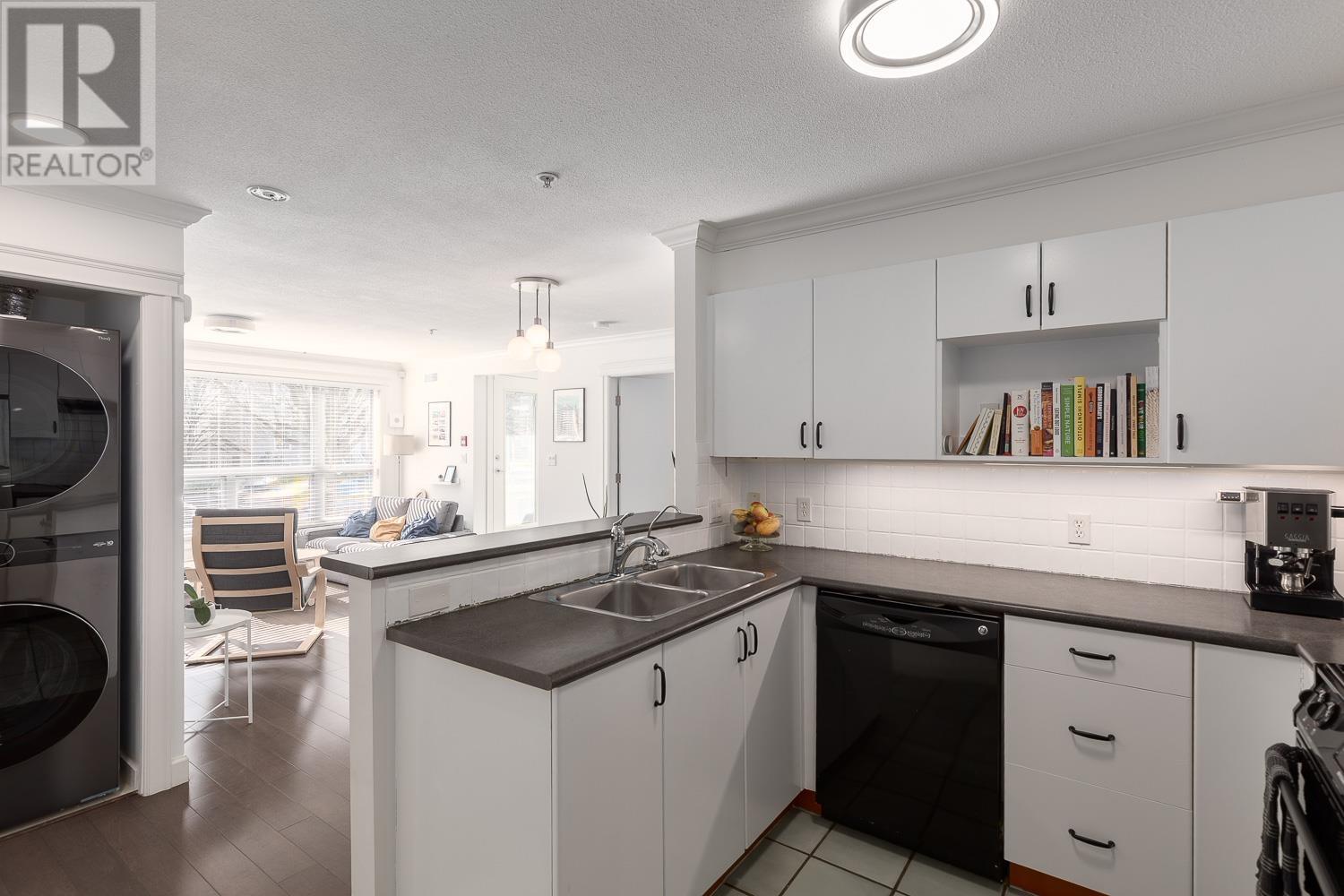 Listing Picture 8 of 21 : 3171 W 4TH AVENUE, Vancouver / 溫哥華 - 魯藝地產 Yvonne Lu Group - MLS Medallion Club Member