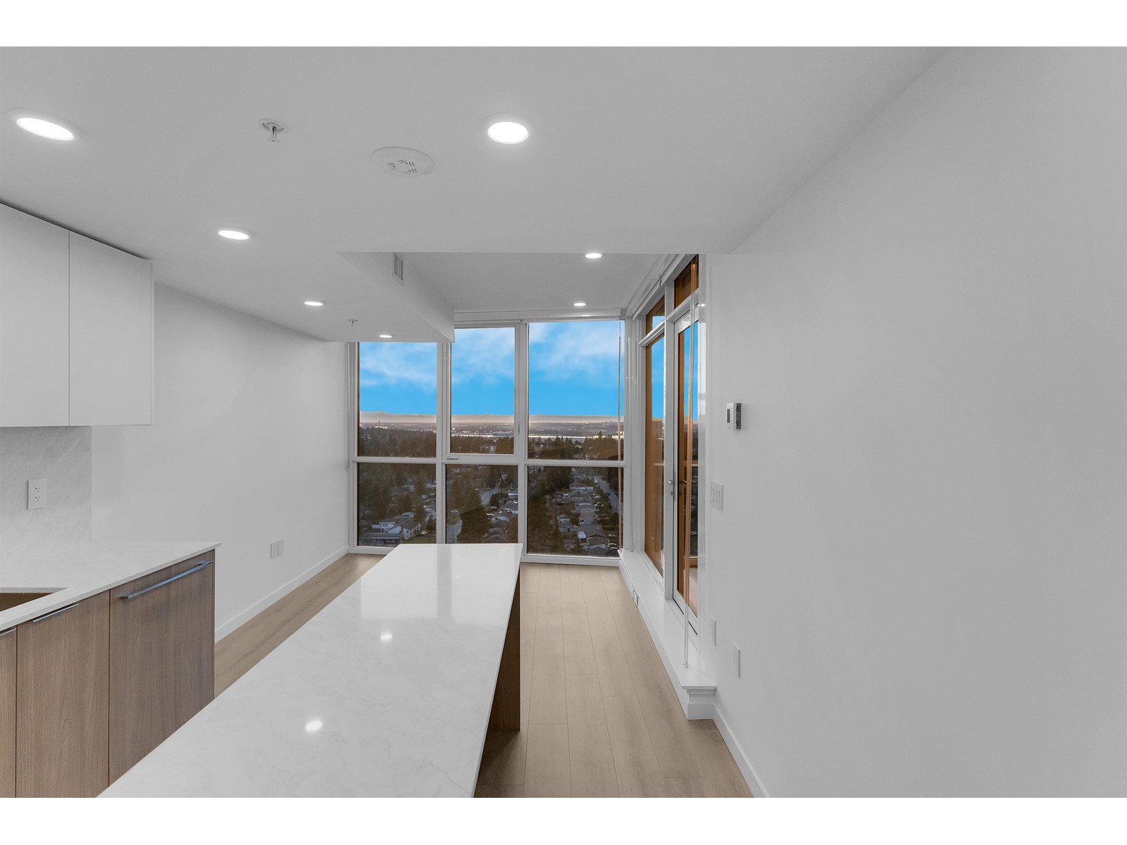 2106 10333 133 Street, Surrey, British Columbia  V3T 0V1 - Photo 2 - R2976507