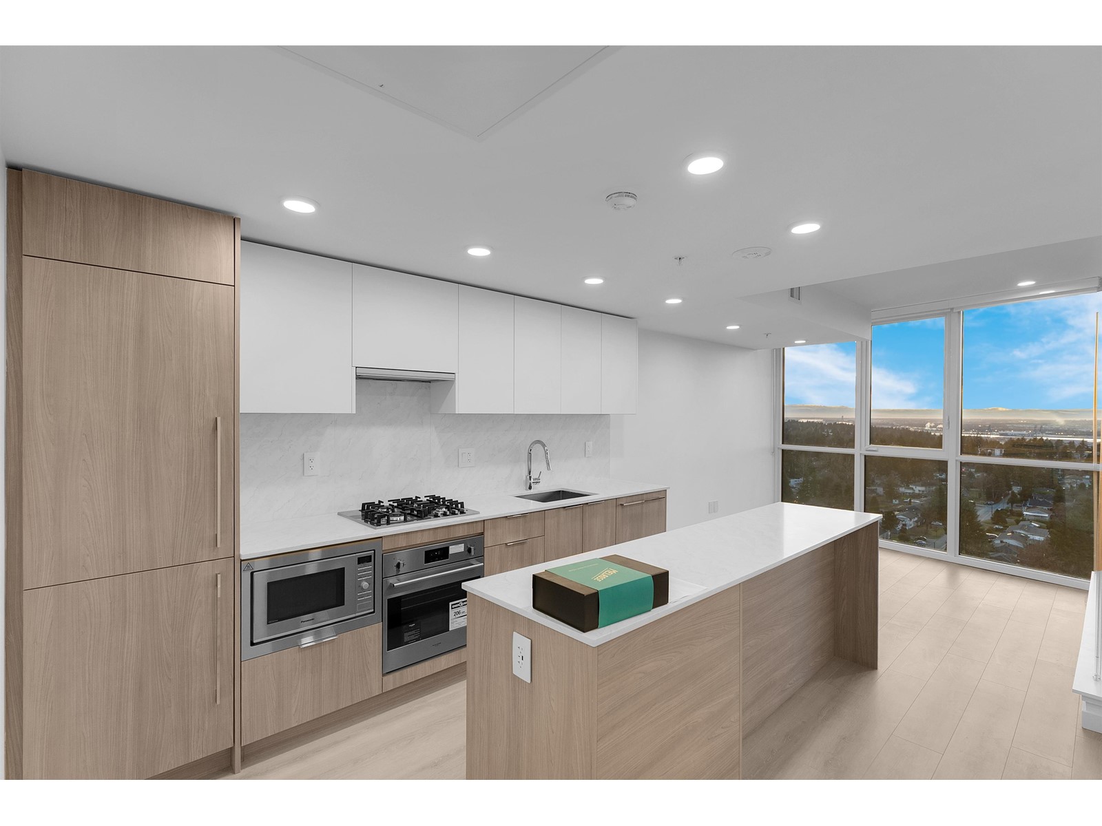 2106 10333 133 Street, Surrey, British Columbia  V3T 0V1 - Photo 1 - R2976507