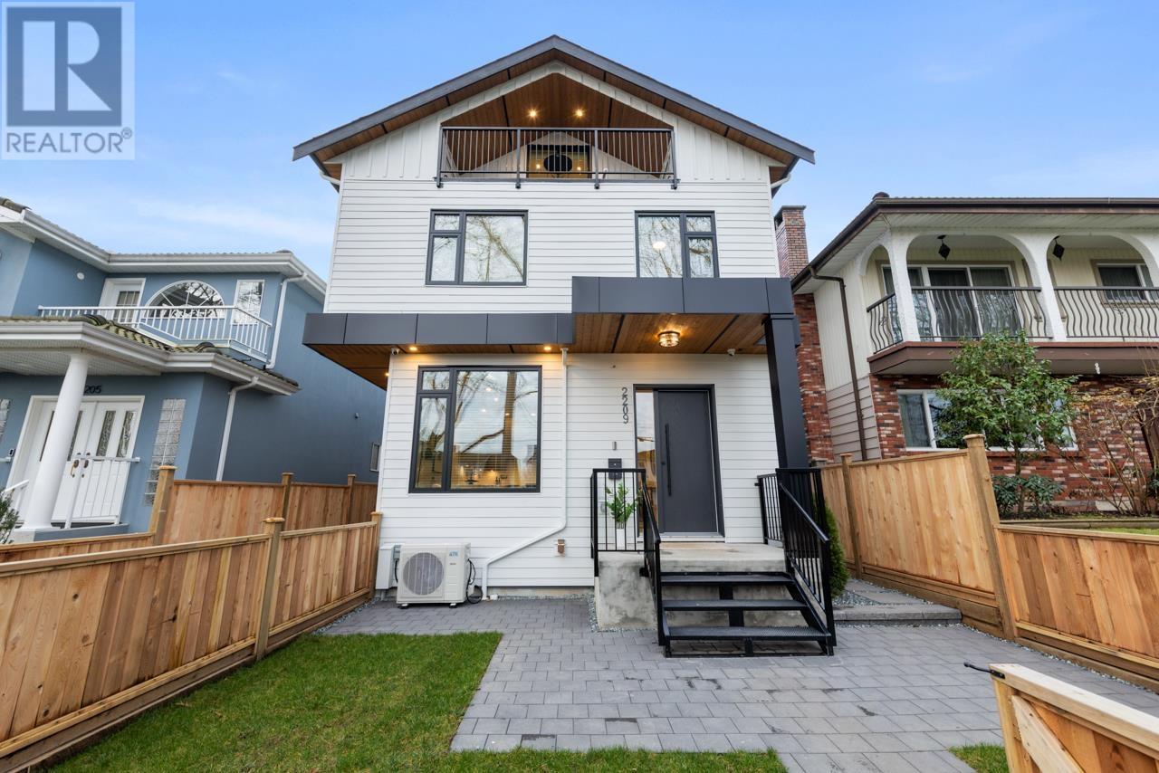 2209 E 7th Avenue, Vancouver, British Columbia  V5N 1S8 - Photo 1 - R2977312