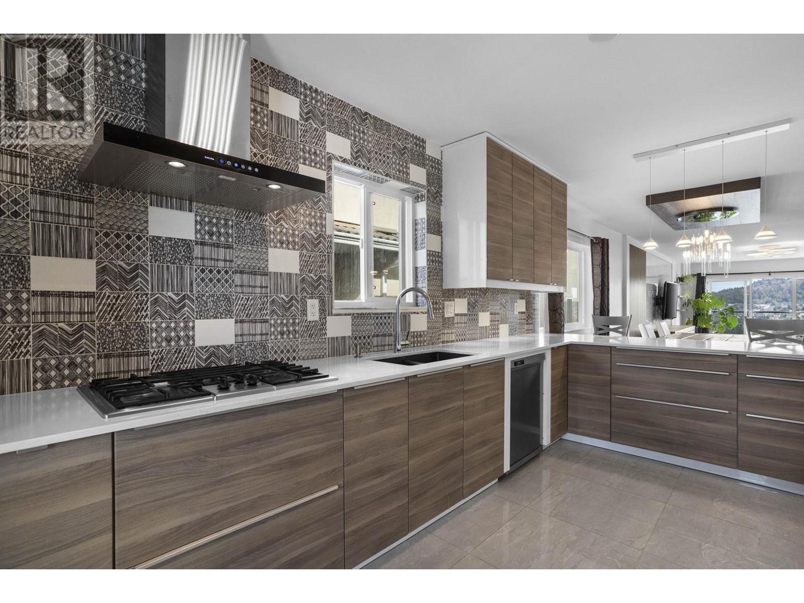 Listing Picture 19 of 40 : 51 N SEA AVENUE, Burnaby / 本拿比 - 魯藝地產 Yvonne Lu Group - MLS Medallion Club Member
