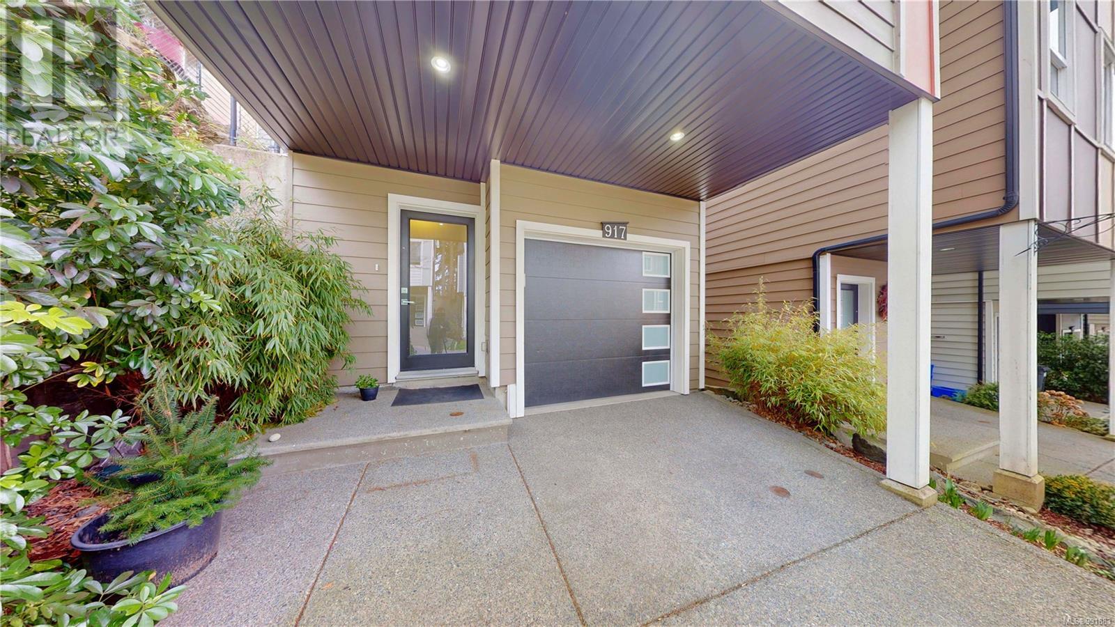 Property at 917 Solitaire Landing image 3
