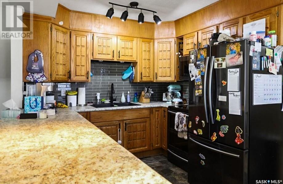 Property at A&B 2561 Ross CRESCENT image 3