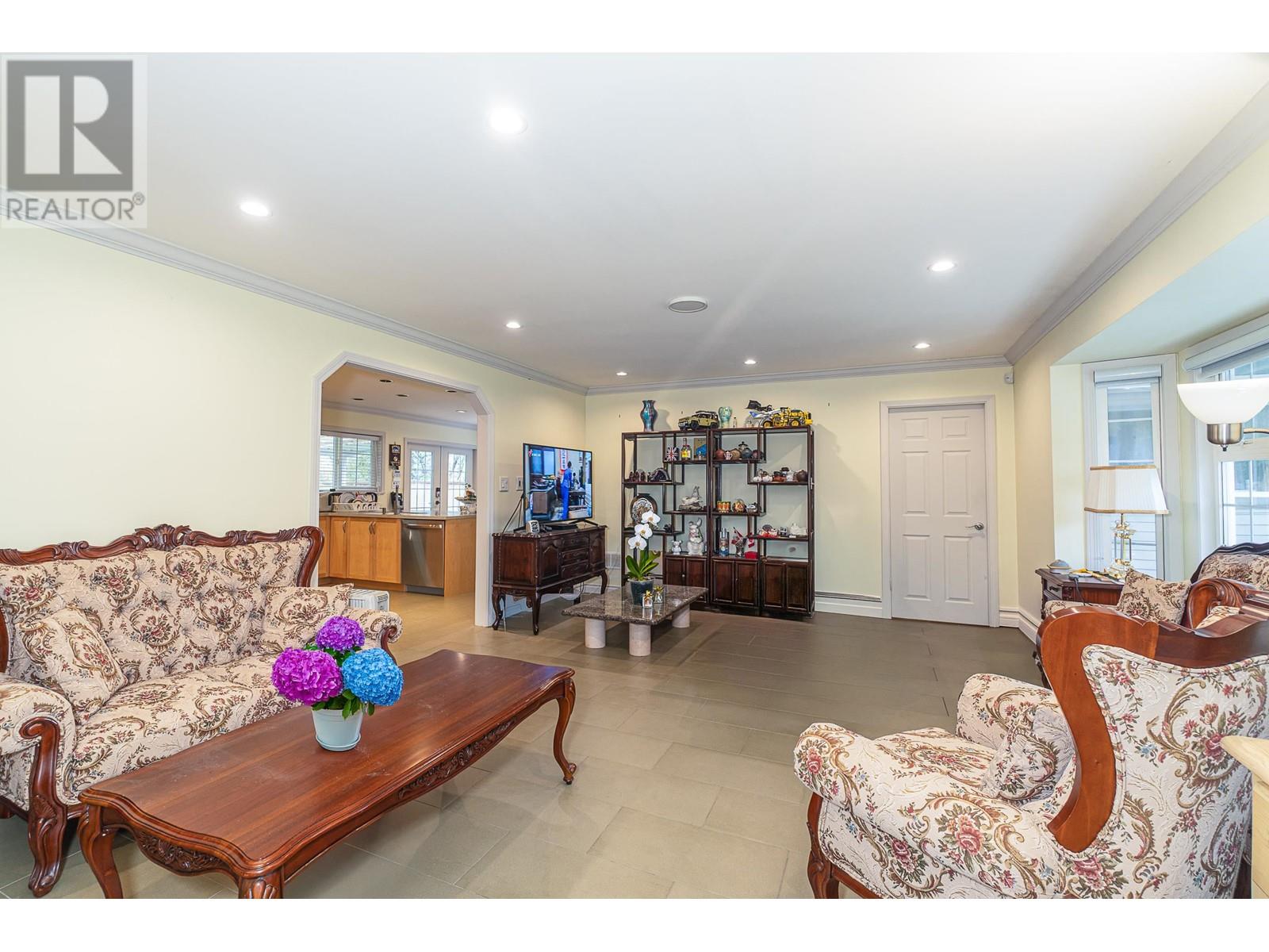 Property at 10060 SWINTON CRESCENT image 2