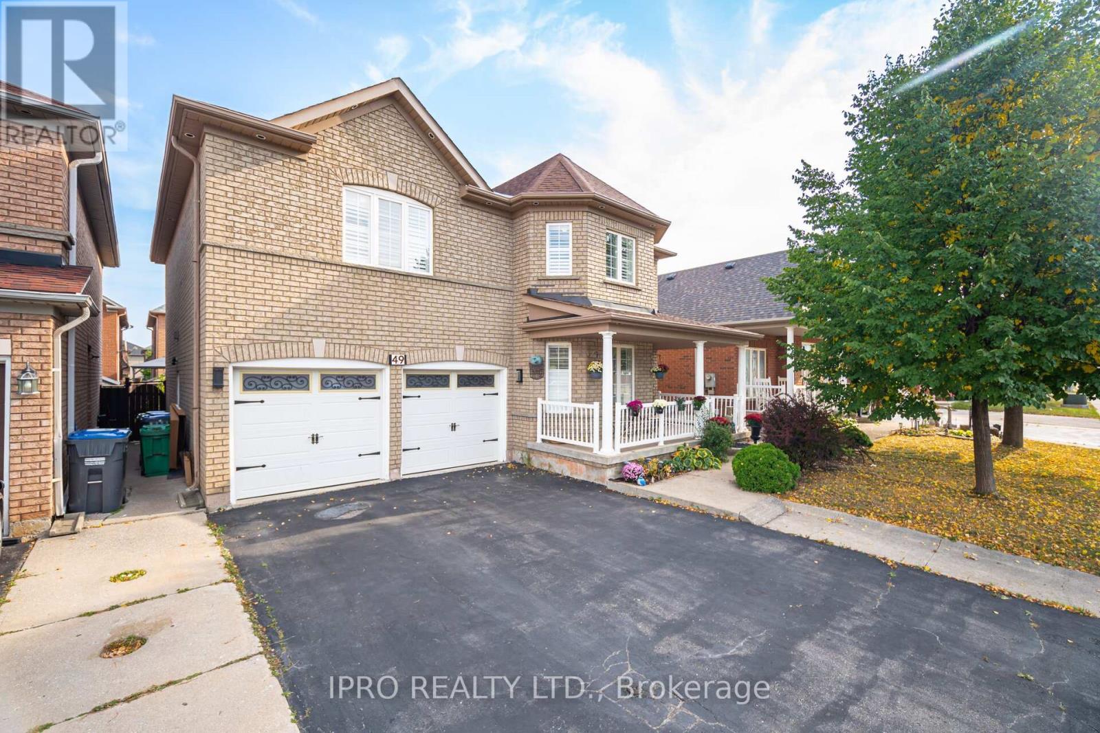 49 Australia Drive, Brampton, Ontario  L6R 3G1 - Photo 2 - W12016327