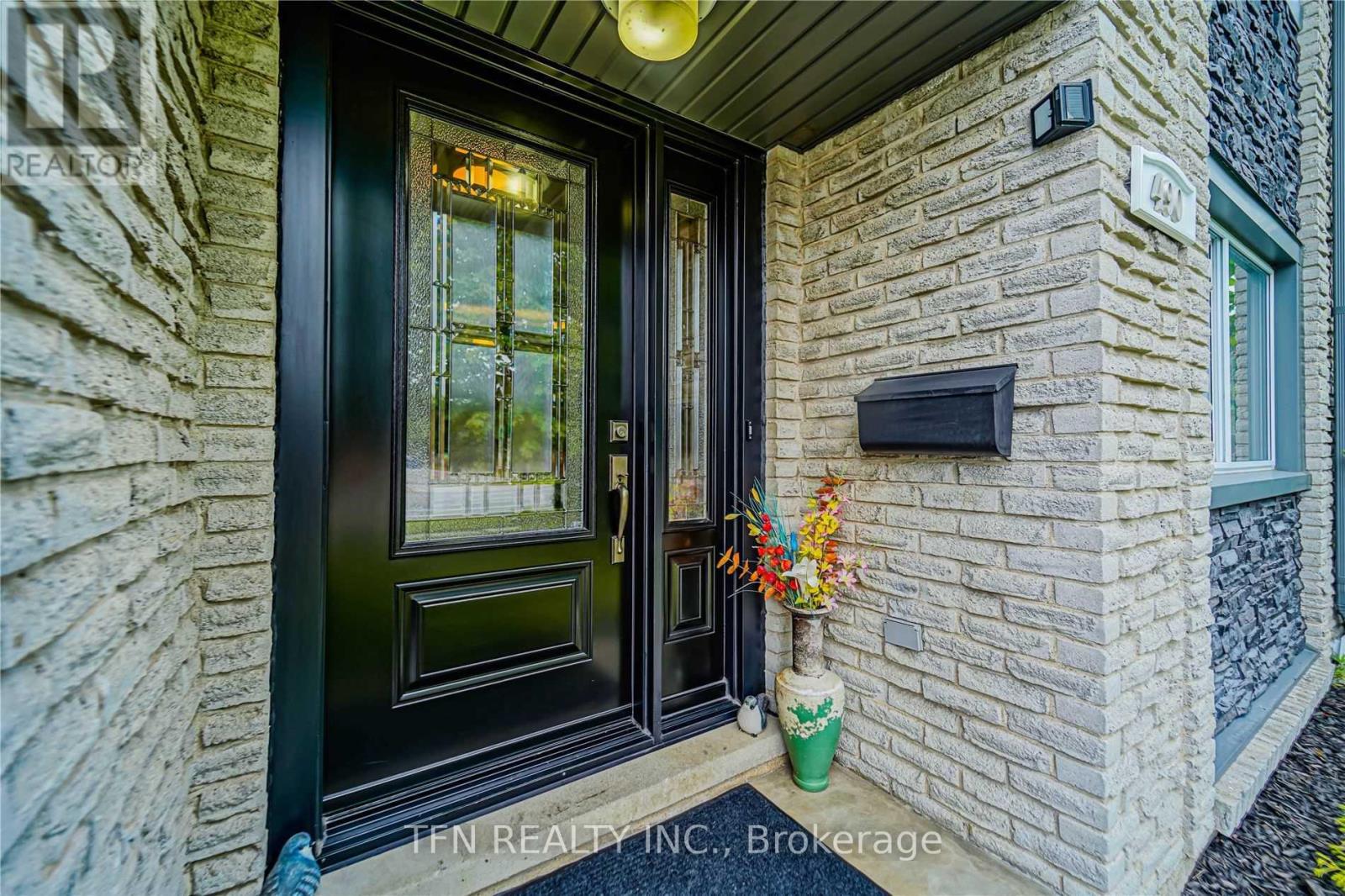 Property at 490 ELGIN STREET N image 2