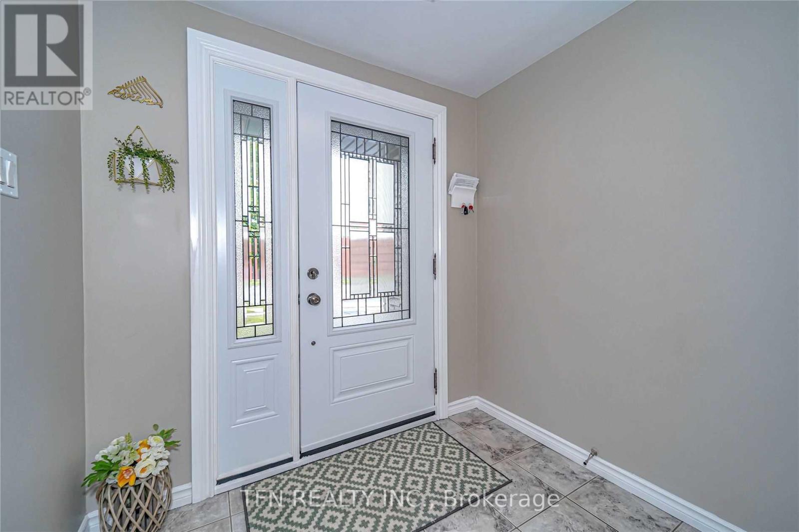 Property at 490 ELGIN STREET N image 3