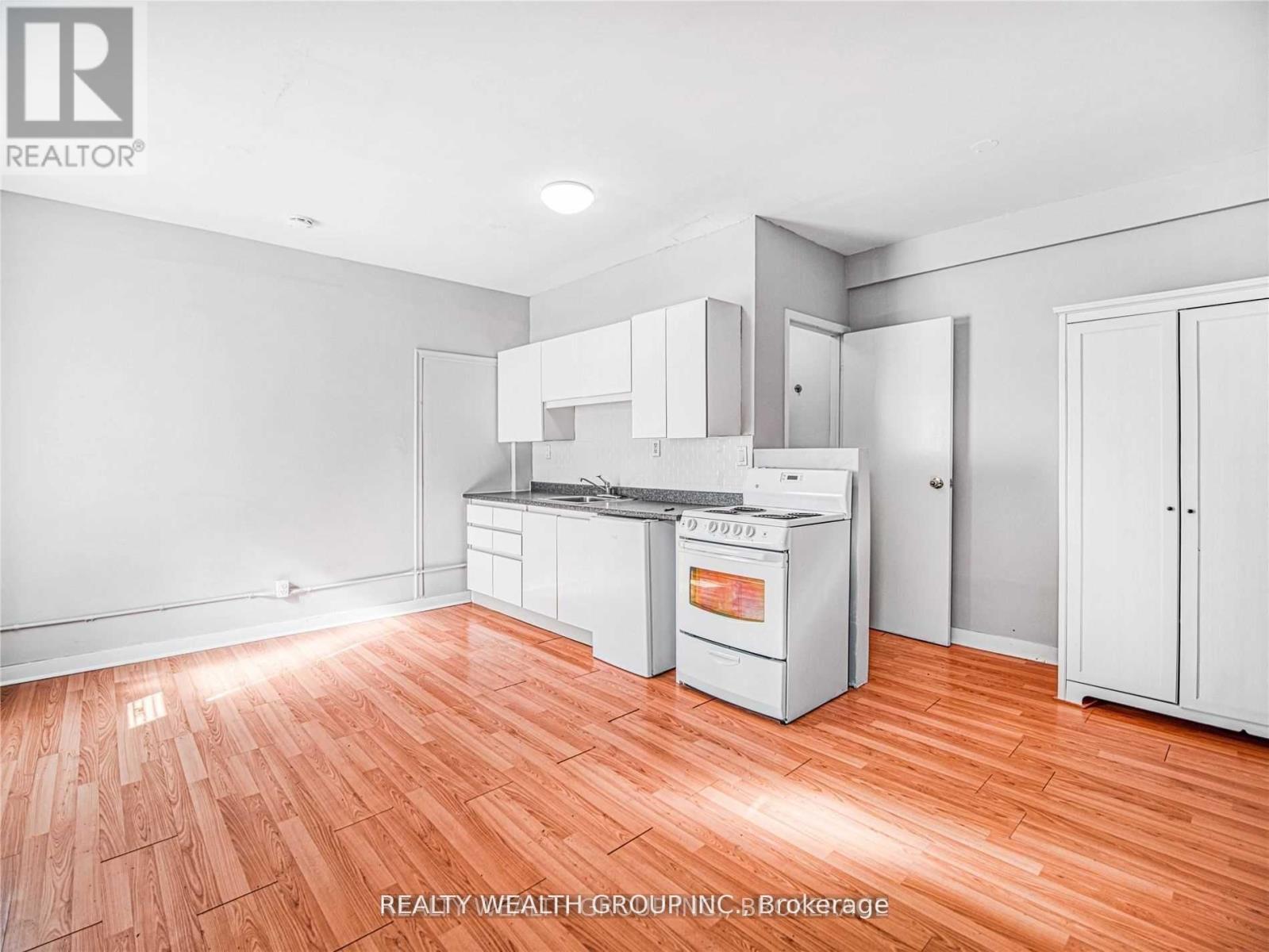 Unit E - 185 Eglinton Avenue W, Toronto, Ontario  M4R 1A8 - Photo 3 - C12016331