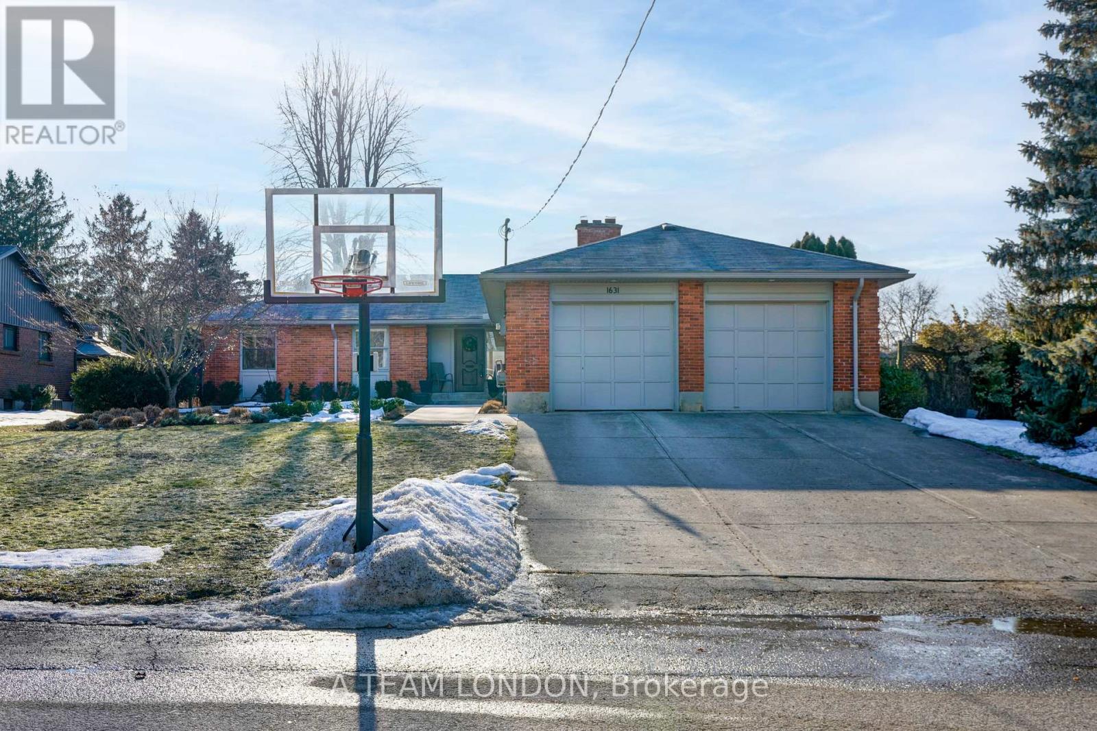 1631 Stoneybrook Crescent