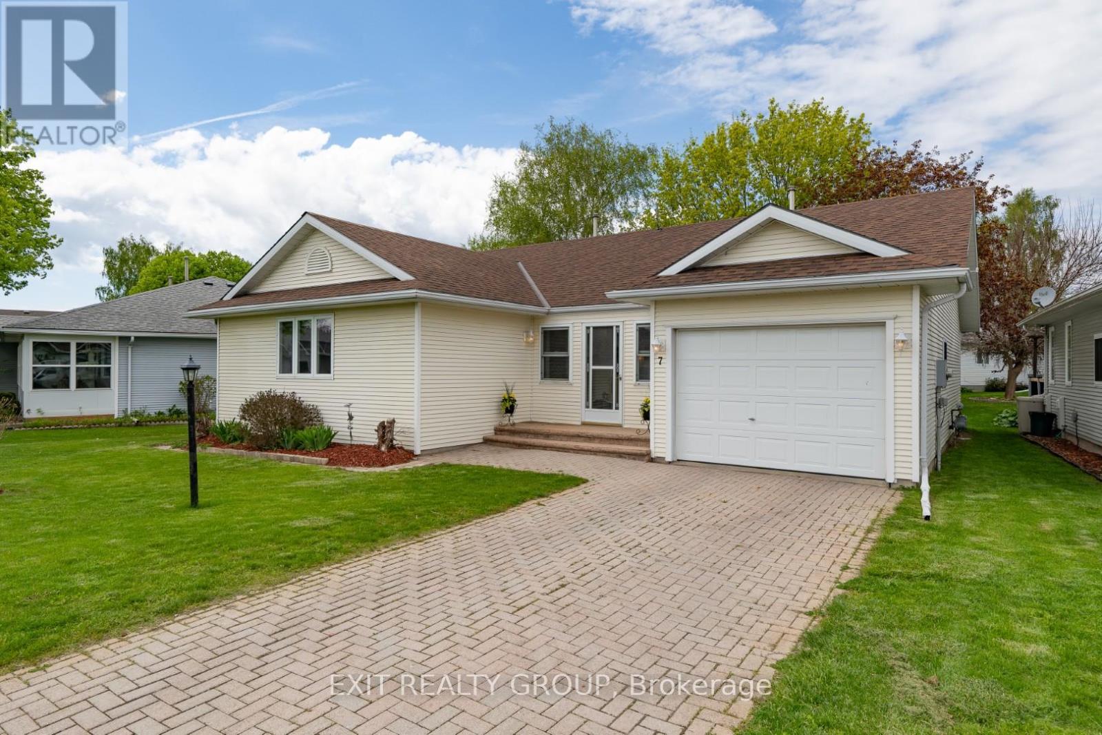7 CRETNEY DRIVE, Prince Edward County, Ontario